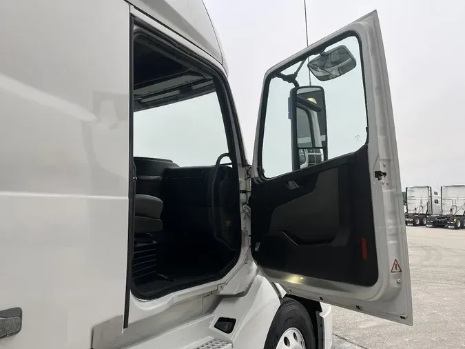 2021 VOLVO VNL64T760
