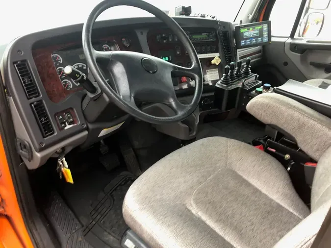 2012 Freightliner M2106V