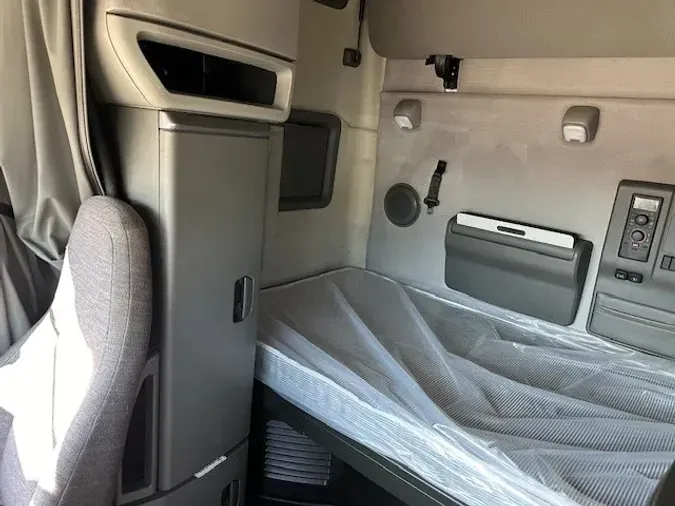 2019 VOLVO VNL64T760