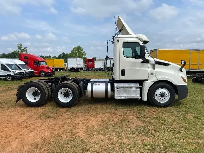 2018 Freightliner T12664ST