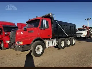 2011 VOLVO VHD64B200