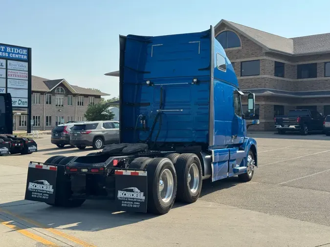 2017 VOLVO VNL64T670