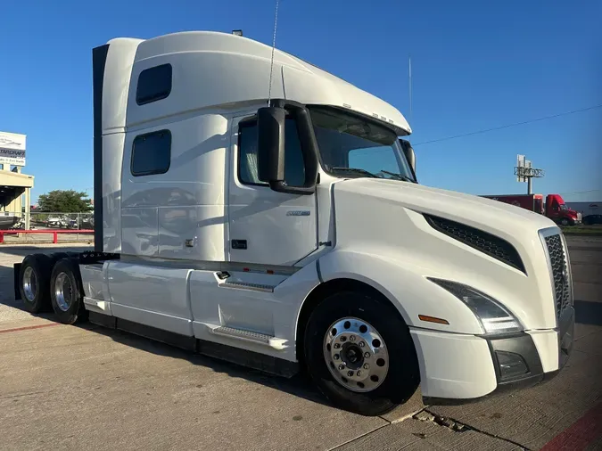 2025 VOLVO VNL64T860