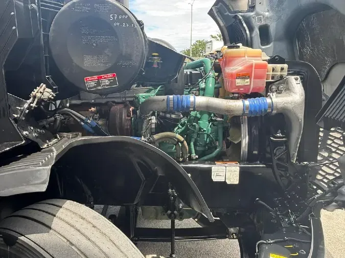 2023 VOLVO VNL64T760