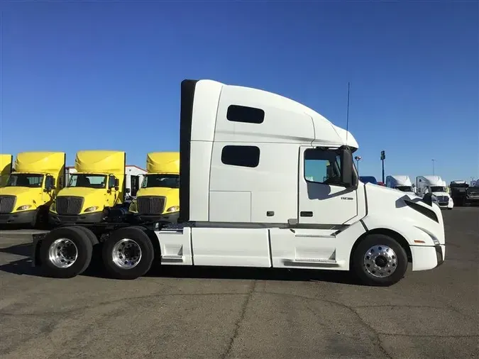 2021 VOLVO VNL760
