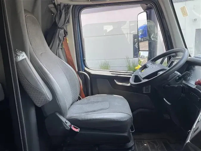 2021 VOLVO VNL760