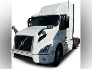 2023 Volvo VNR64T400