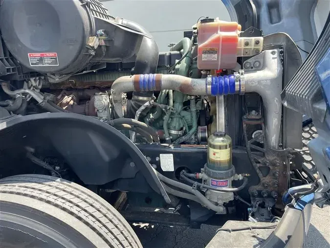 2021 VOLVO VNL760