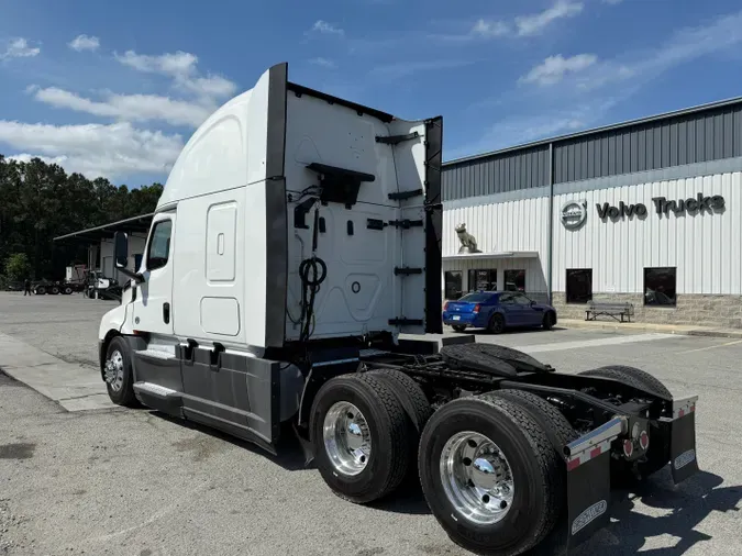 2020 Freightliner Cascadia 126