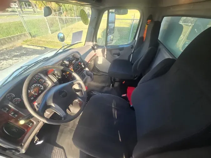 2021 FREIGHTLINER/MERCEDES M2 106