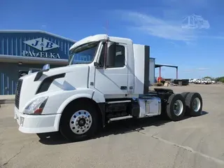 2015 VOLVO VNL64T300