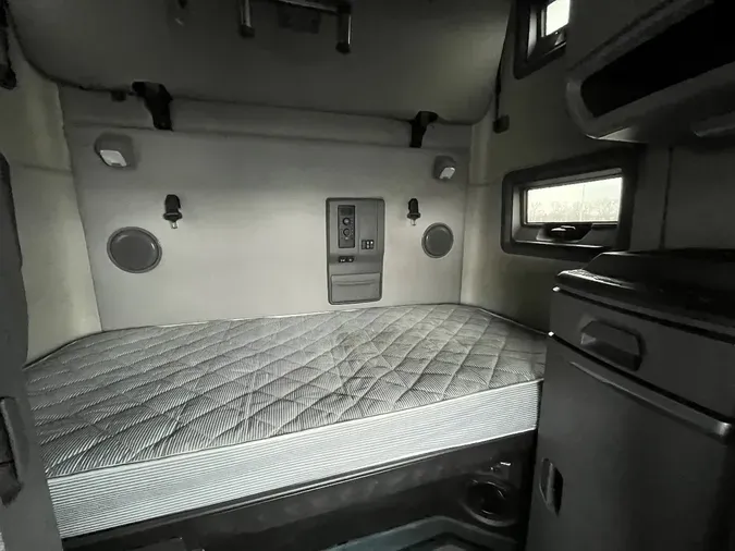 2020 VOLVO VNL64T760