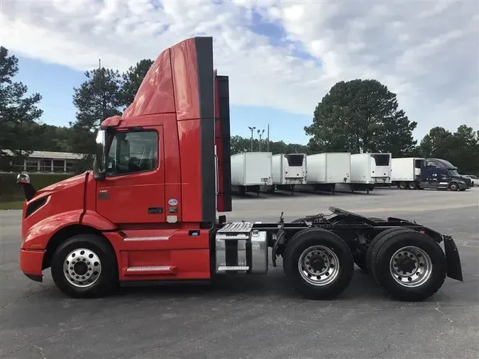 2020 VOLVO VNR300