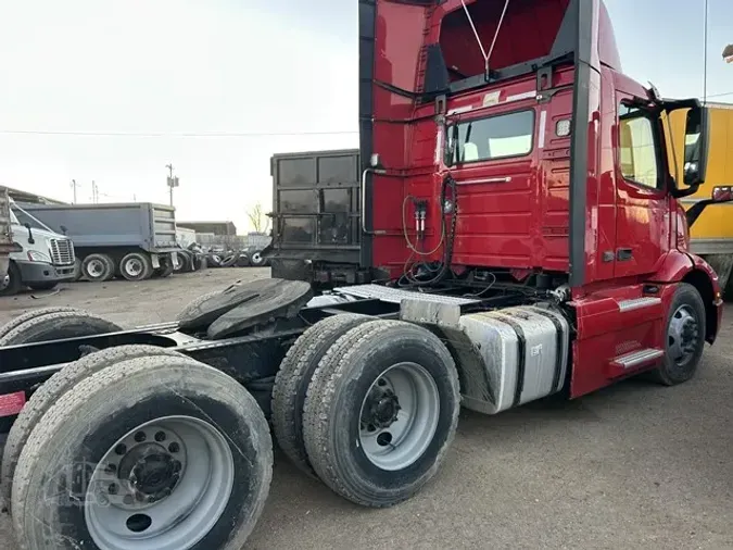 2022 VOLVO VNR64T300