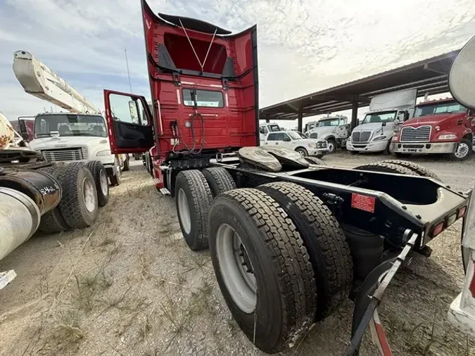 2020 VOLVO VNR64T300