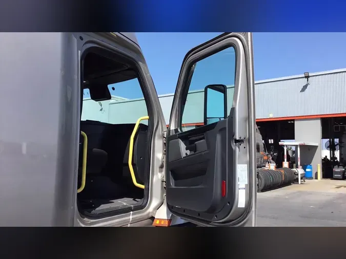 2023 Freightliner Cascadia 1266455f1e9c5904af26f5c7e3d89c22665