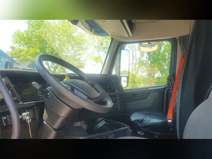 2020 VOLVO VNL760