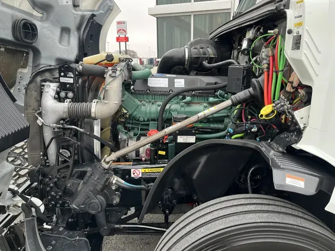 2022 VOLVO VNL64T740