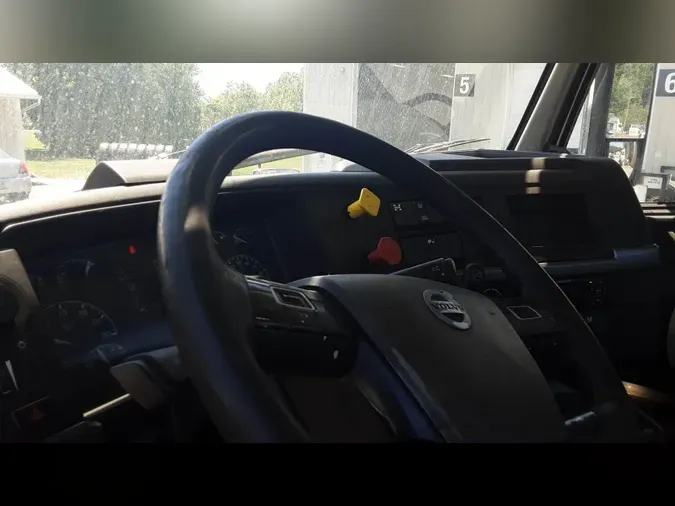 2020 Volvo VNL300