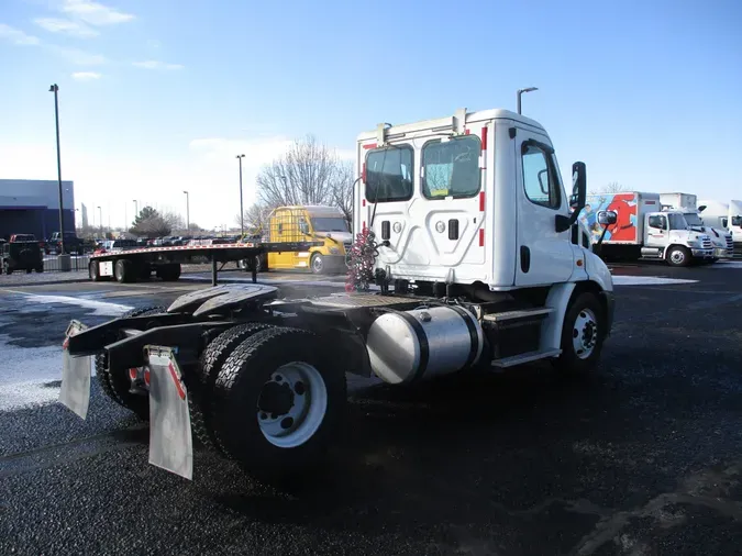 2015 FREIGHTLINER/MERCEDES CASCADIA 113