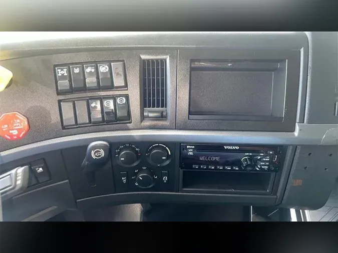 2019 VOLVO VNL760