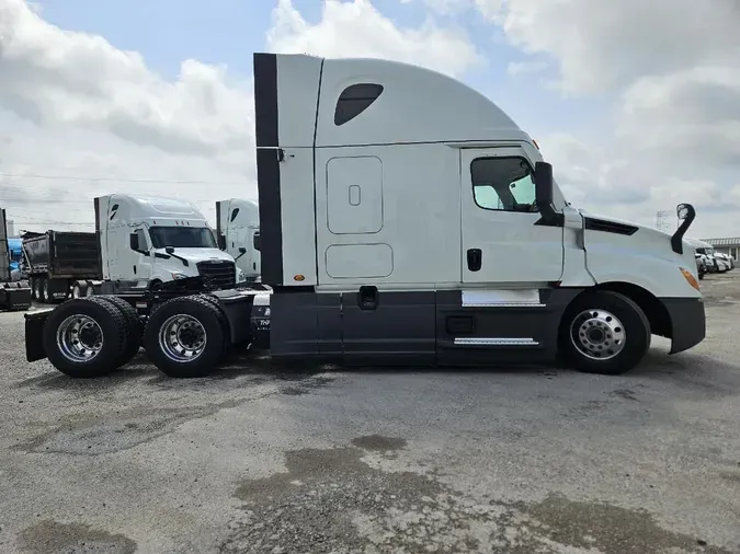 2021 FREIGHTLINER CASCADIA CA126