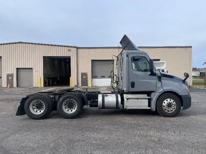 2018 Freightliner T12664ST