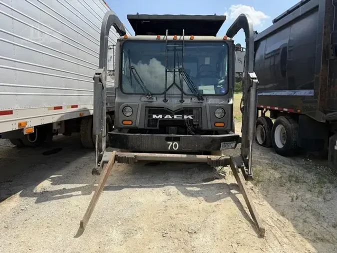 2014 MACK MRU613