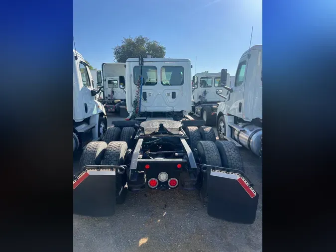 2017 FREIGHTLINER/MERCEDES CASCADIA 113