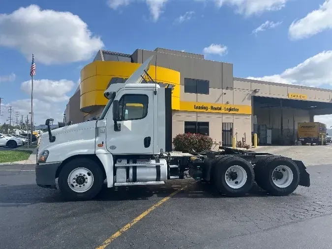 2016 FREIGHTLINER X12564ST