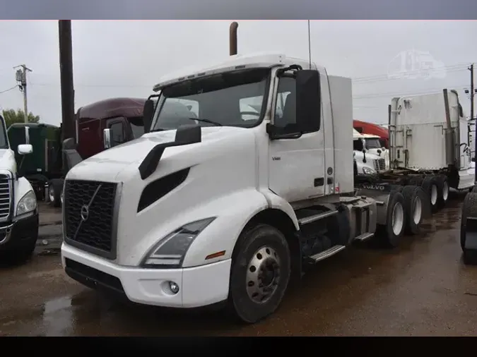 2019 VOLVO VNR64T300