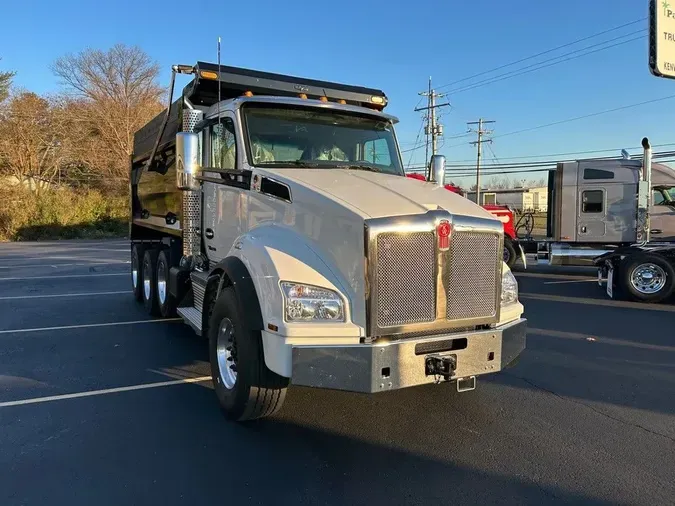 2025 Kenworth T880 Tri-axle