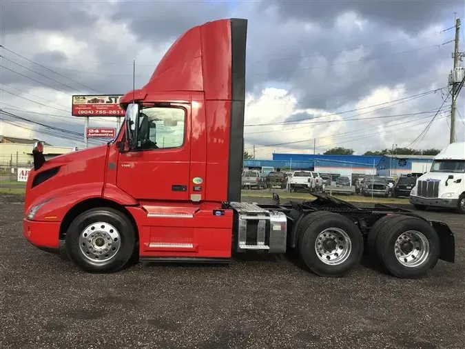 2020 VOLVO VNR300