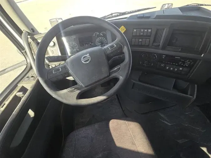 2020 VOLVO VNL860