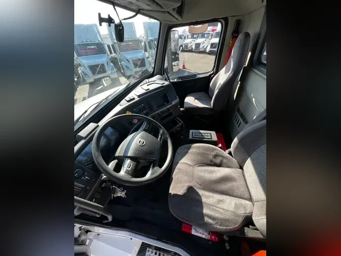 2019 VOLVO VNL64T-300