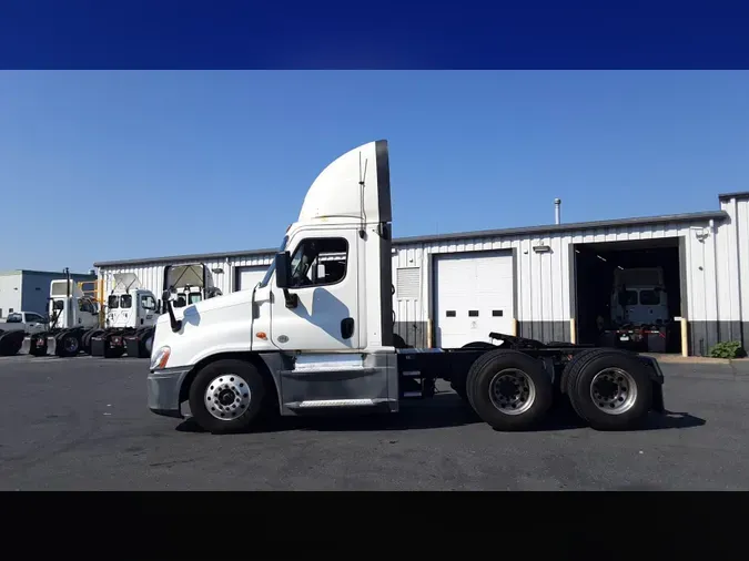 2019 Freightliner Cascadia 125651d387d829165eb6267135054241528