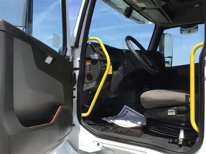 2021 VOLVO VNL740