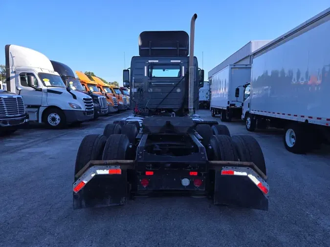 2019 VOLVO VNL64T-300