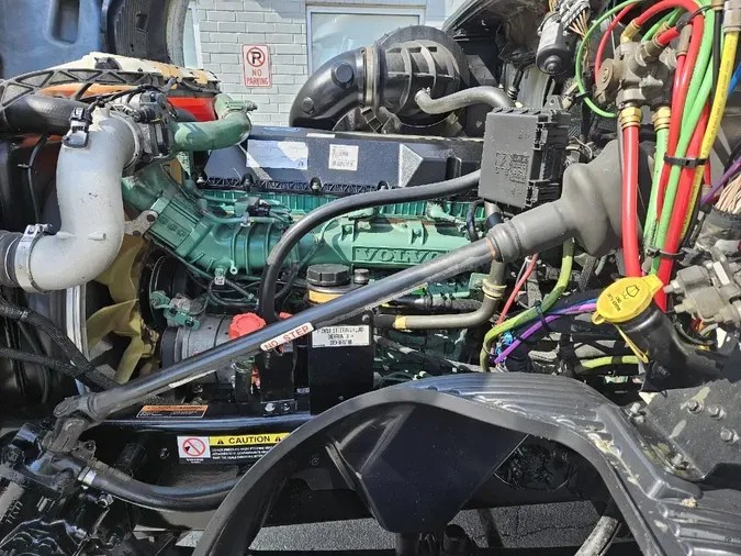 2020 VOLVO VNL64T760