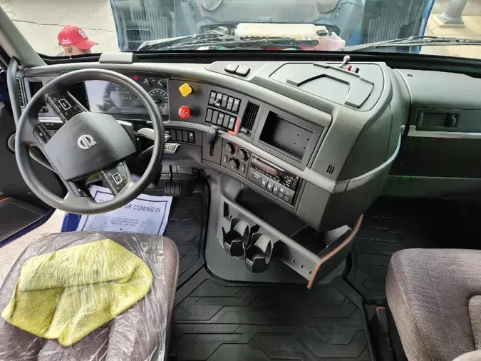 2019 VOLVO VNL64T760