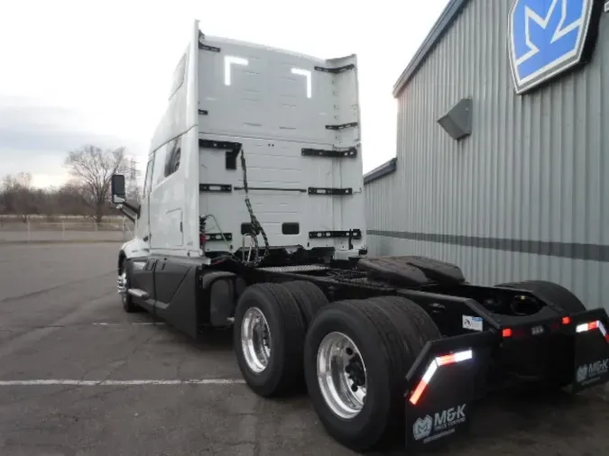 2025 VOLVO VNL64Tv04
