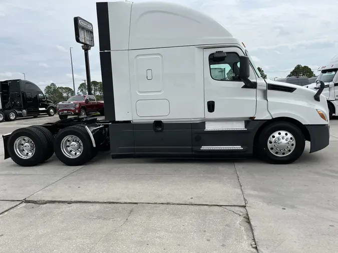 2020 Freightliner Cascadia 126