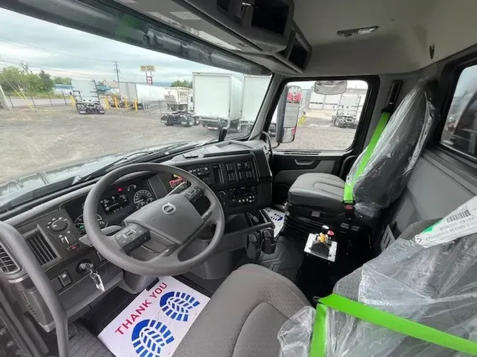 2025 VOLVO VHD84F300