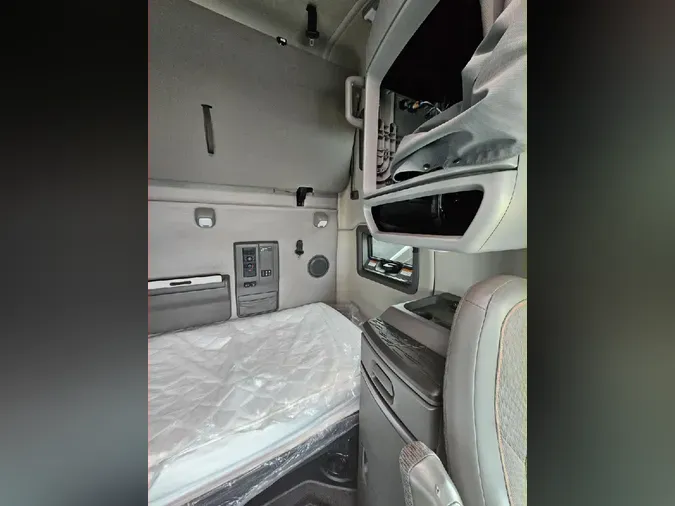 2022 VOLVO VNL64T760