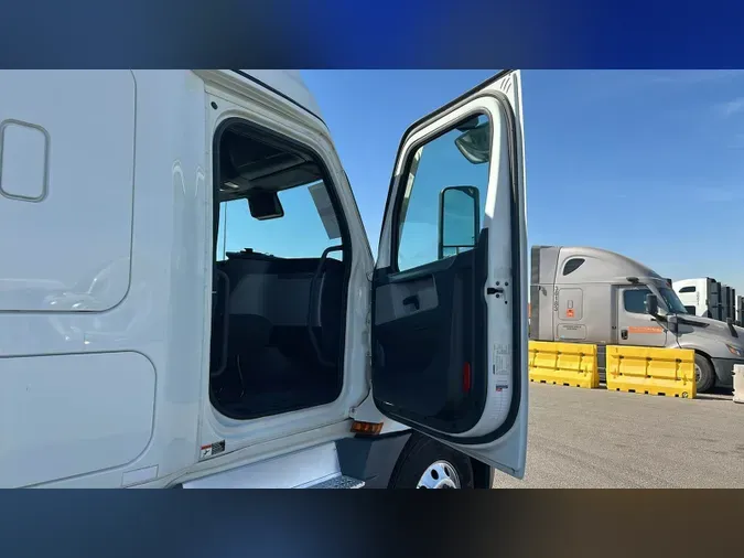 2021 Freightliner Cascadia 126