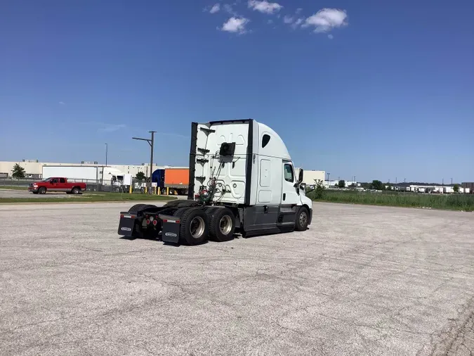 2022 Freightliner Cascadia 126658f975fca95366856bd905dafd80811