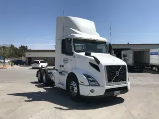 2018 VOLVO VNR64300