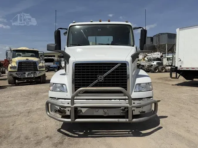 2018 VOLVO VNM64T200