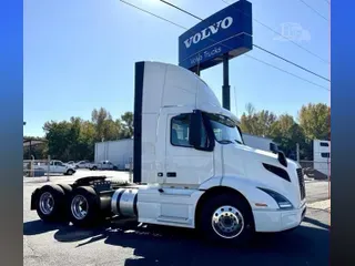 2026 VOLVO VNR64T300