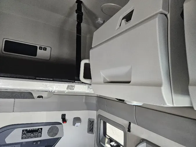 2025 VOLVO VNL64TV04